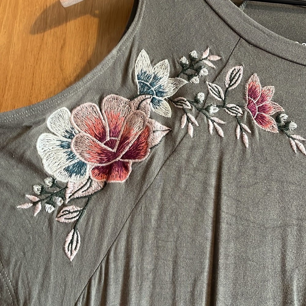 Cold shoulder shirt - Picture 2 of 2